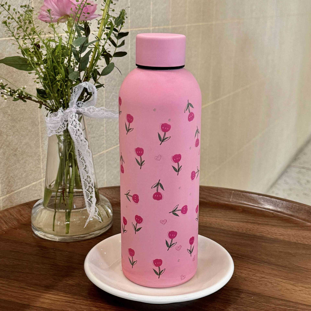 Svart dame-drikkeflaske, 500ml, isolert med blomsterdesign. Gjenbrukbar for trening og reise.