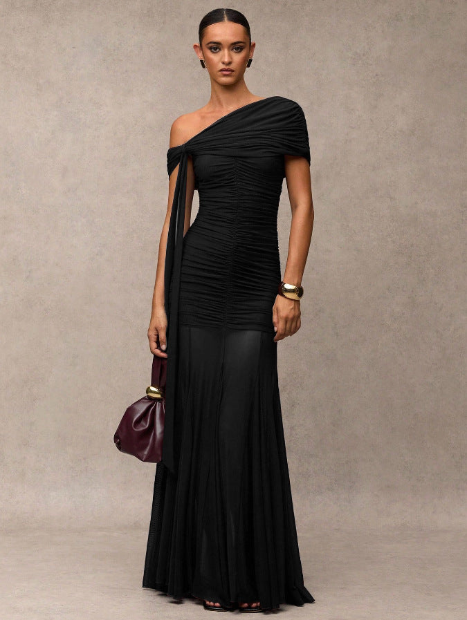 Kvinne svart selskapskjole; en elegant cocktailkjole med asymmetrisk halslinje, ideell for fest og formelle eventer.