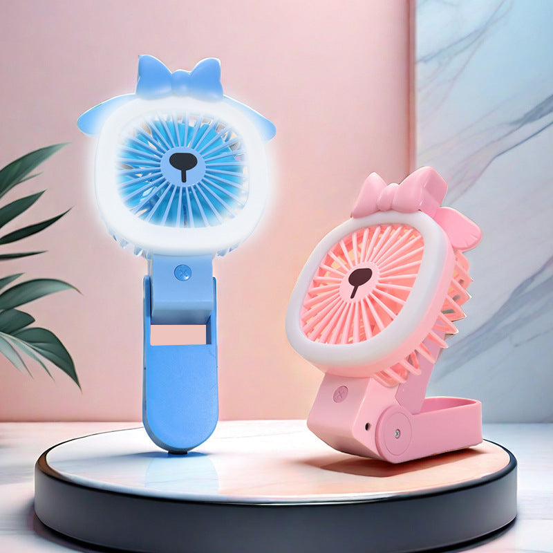 Liten, bærbar minivifte for dame gir kjølig komfort. Perfekt som reisevifte eller personlig usb-vifte.