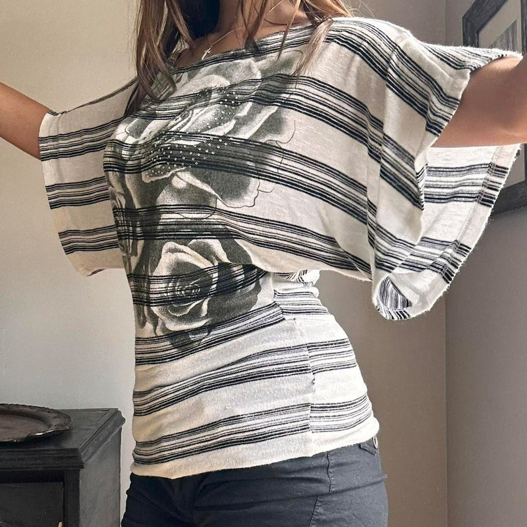 Elegant grå dame topp med oversized passform og trendy blomster- og stripemønster for en moderne stil.