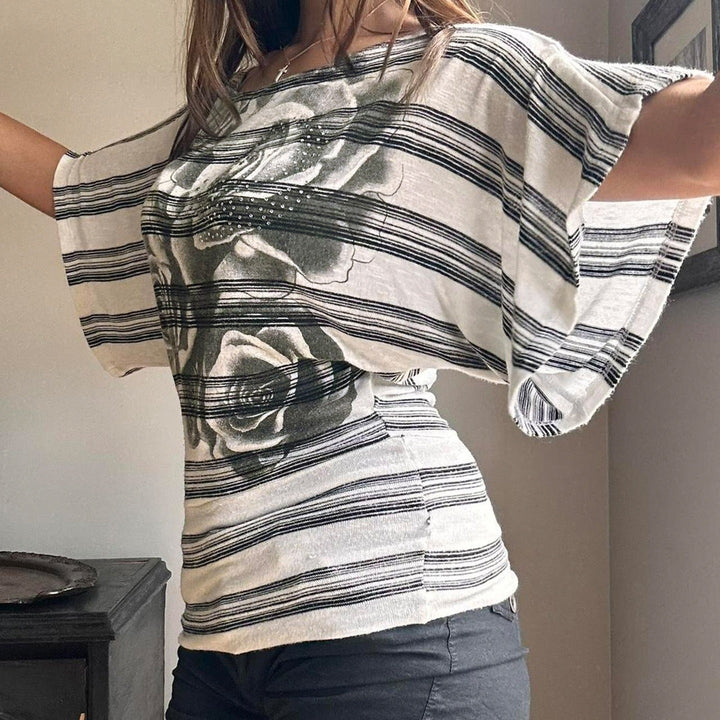 Elegant grå dame topp med oversized passform og trendy blomster- og stripemønster for en moderne stil.