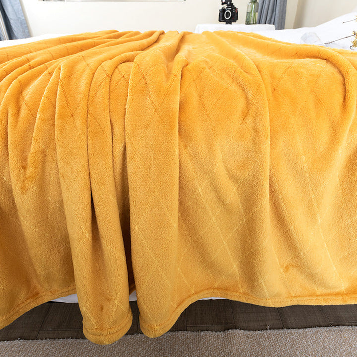 Koselig gult mikrofiberteppe for avslapning. Mykt pledd med stilig diamantmønster for sofa eller seng.