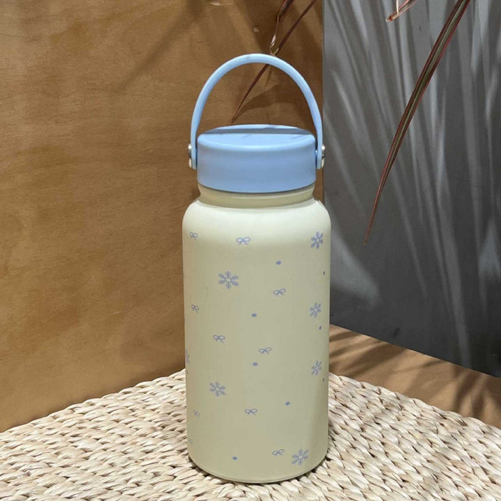 Blå dame isolert drikkeflaske, 900 ml, med håndtak. Lekkasjesikker turflaske i rustfritt stål holder drikken kald.