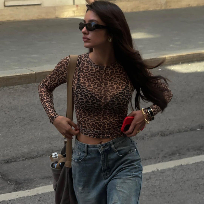 Damer langermet topp med stilig leopardsmønster. Elegant og figurnær passform for en trendy og moderne look.
