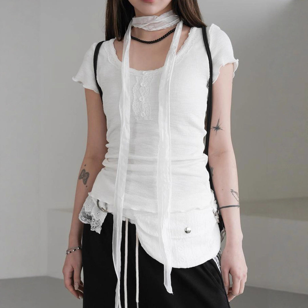Elegant dametopp med volanger og knytebånd. Trendy høyhalset bluse for kvinner, ideell for vår og sommer.