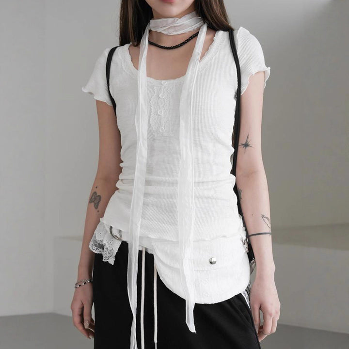 Elegant dametopp med volanger og knytebånd. Trendy høyhalset bluse for kvinner, ideell for vår og sommer.