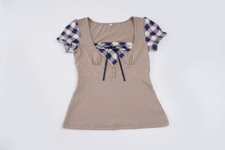 Sommerlig khaki dame topp med asymmetrisk rutemønster og volangdetaljer for en moteriktig stil.