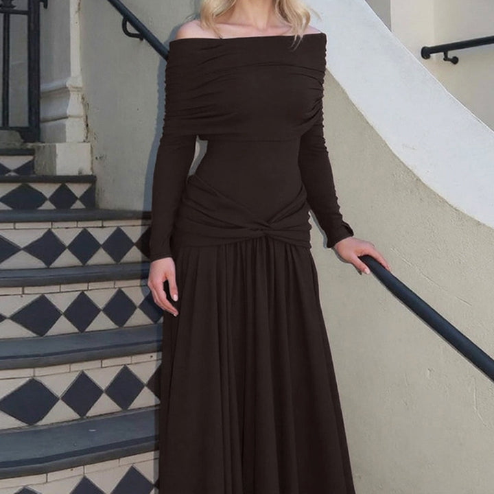 Flytende elegant langkjole, skulderfri stil, fremhever midjen. Perfekt som kvelds- eller selskapskjole.