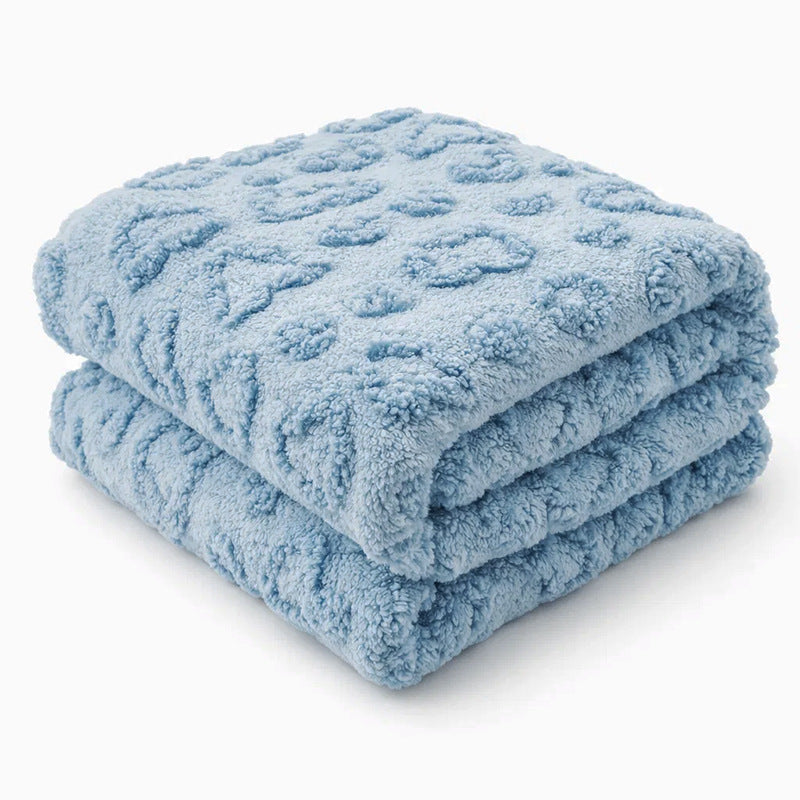 Damer fleece-teppe 130x160 cm med hjerter, ideelt for kos og varme på sofaen eller sengen. Mykt og lunt pledd.