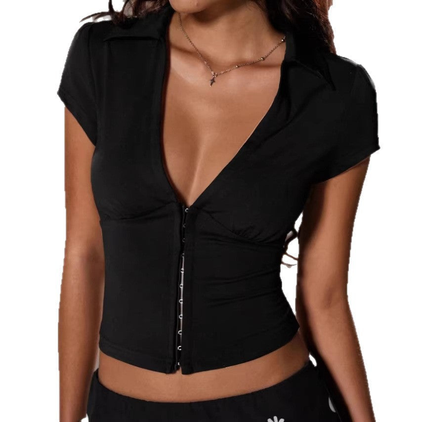 Dame bodysuit med elegant dyp V-hals i svart. Figurnær passform og lange ermer, perfekt for et stilig uttrykk.