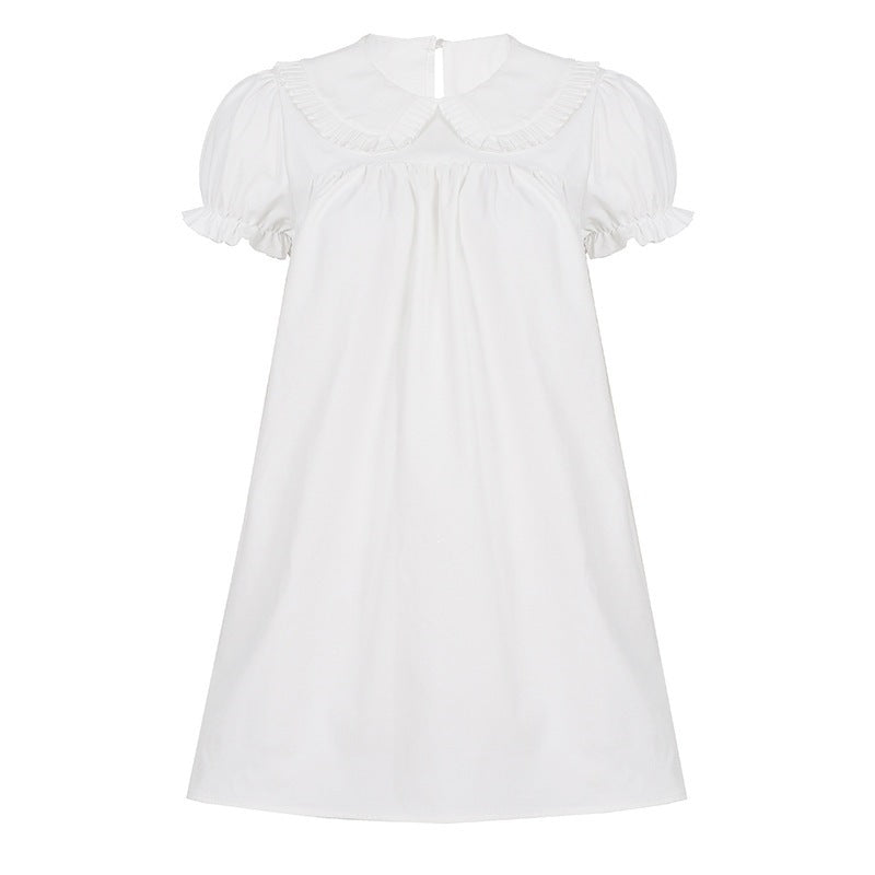 Hvit damekjole med detaljerte volanger og stilig krage. Elegant midi-kjole med løs passform for fest og sommer.