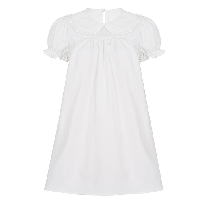 Hvit damekjole med detaljerte volanger og stilig krage. Elegant midi-kjole med løs passform for fest og sommer.