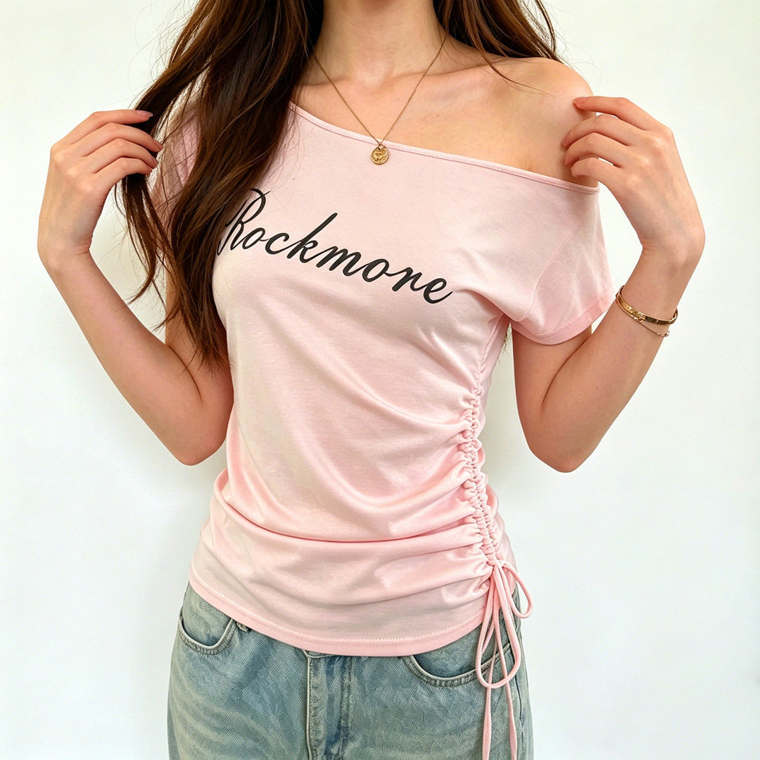 Trendy dametopp, off-shoulder med justerbare rynker og moderne trykk. Perfekt casual mote for sommeren.