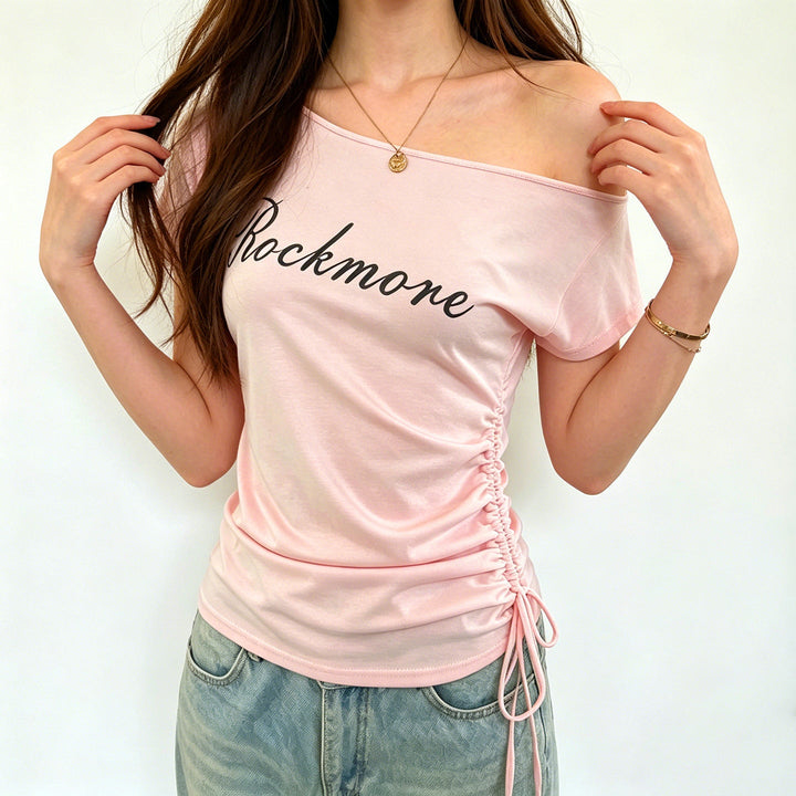 Trendy dametopp, off-shoulder med justerbare rynker og moderne trykk. Perfekt casual mote for sommeren.