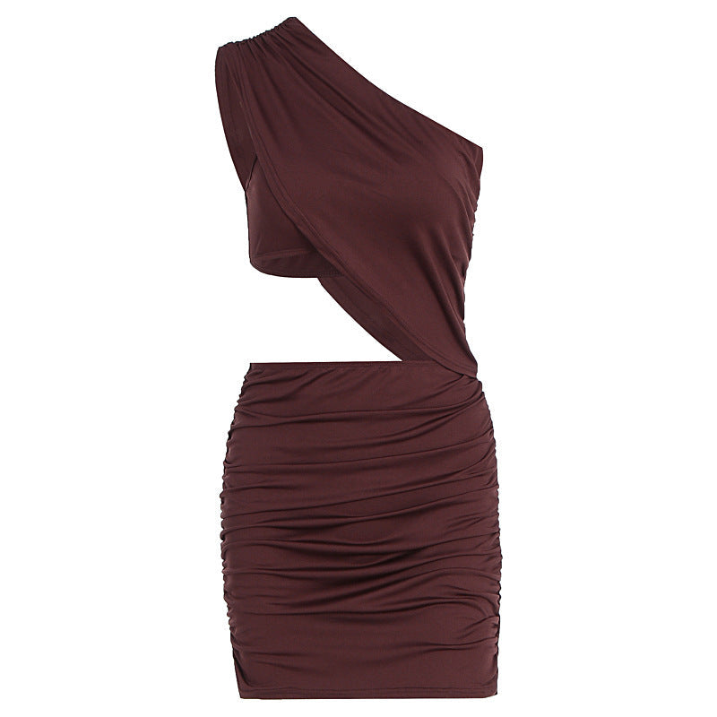 Damekjole med asymmetrisk hems og drapert front, en elegant og figurnær minikjole perfekt for motebevisste.