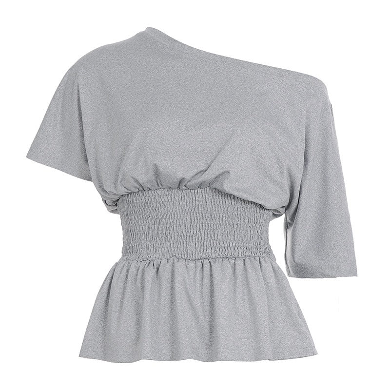 Detalj av dame topp: Volangkant langs utringningen og elastisk linning gir et feminint og casual look.