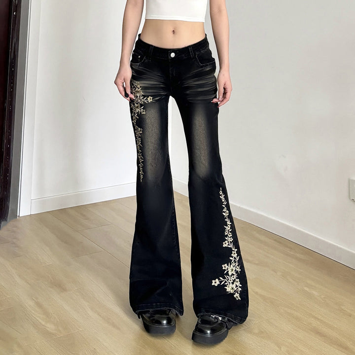 Moteriktige flared jeans for kvinner, med intrikat blomsterbroderi og komfortabel passform.
