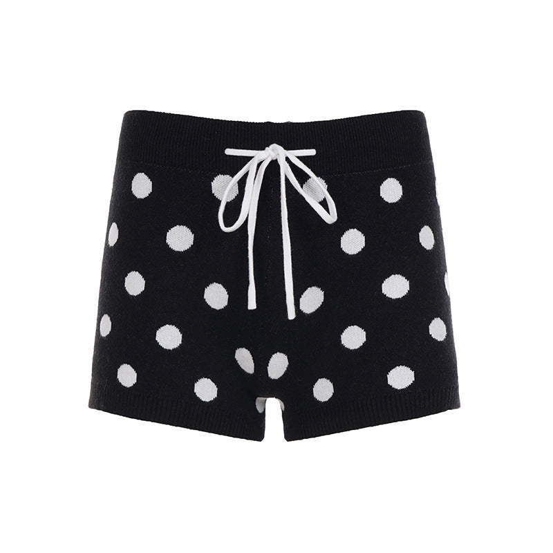 Stilige prikkete shorts med justerbar strikk i midjen, et must for sommerens fritidsgarderobe.