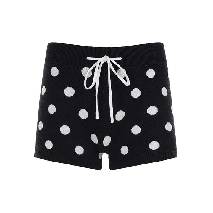 Stilige prikkete shorts med justerbar strikk i midjen, et must for sommerens fritidsgarderobe.