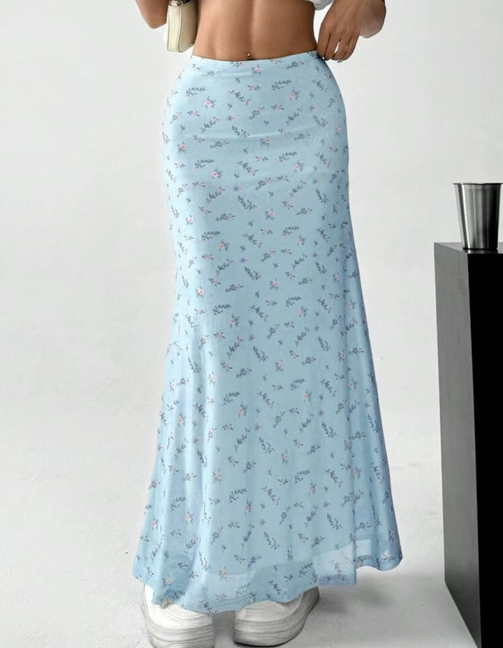 Et vakkert langt blomsterskjørt for kvinner med et flytende snitt og tidløst design, ideelt som elegant maxiskjørt.