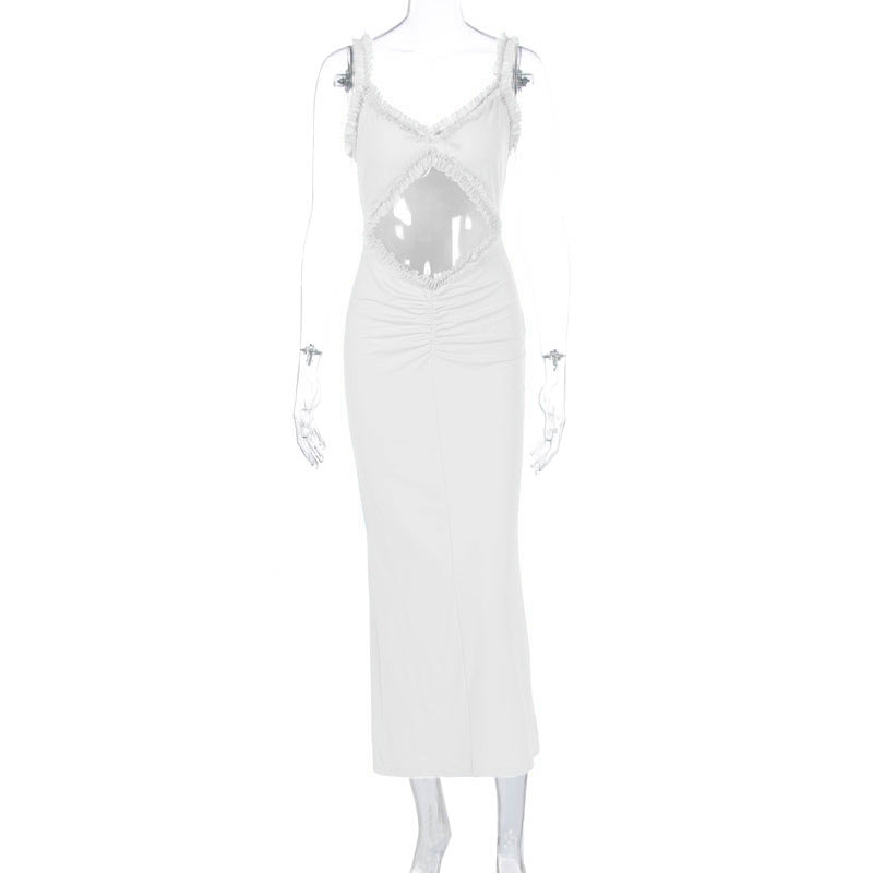 Stilig damekjole med innovative cut-outs, flytende volanger og figurnært design. En perfekt elegant festkjole.