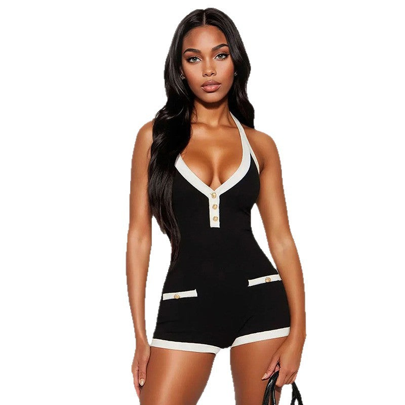 Kortermet sort playsuit til dame, med trendy dyp V-hals. Perfekt for casual sommerdager og hverdagsmote.