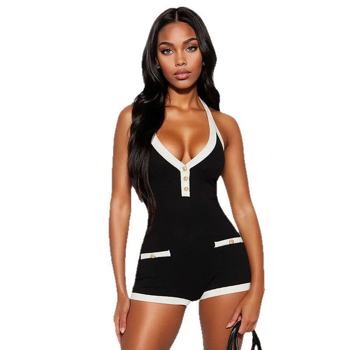 Kortermet sort playsuit til dame, med trendy dyp V-hals. Perfekt for casual sommerdager og hverdagsmote.