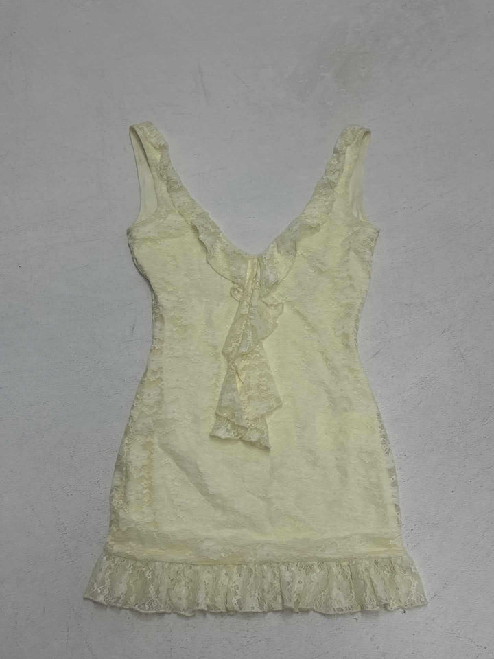 Myk dame nattkjole med romantiske volanger, blonder og delikat stoff; perfekt for en avslappende natts søvn.