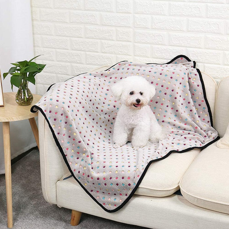 Koselig prikkete mikrofiberpledd for avslapning. Ideelt for sofaen og kalde kvelder.