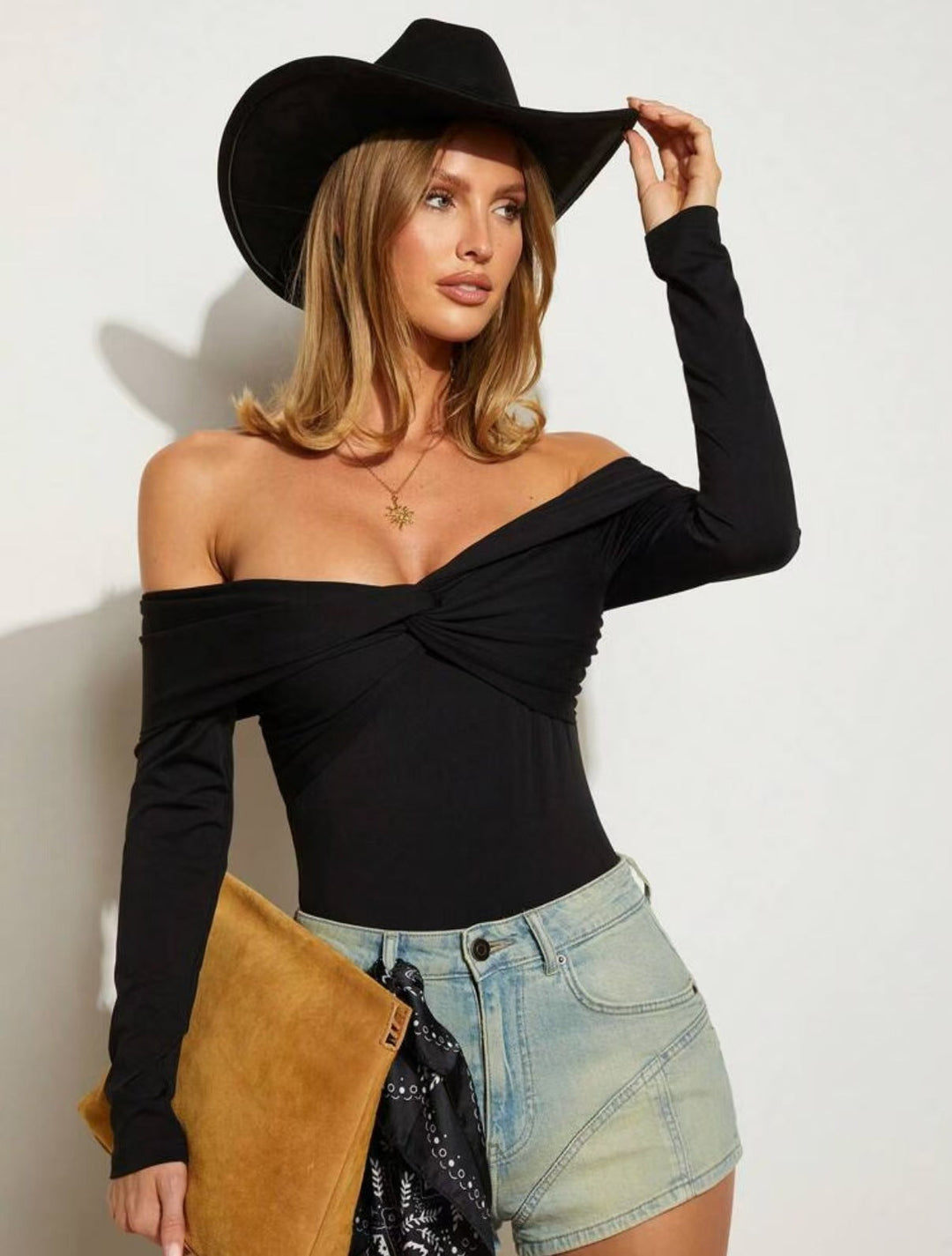Damebody med off-shoulder og drapé. Svart festtopp for kvinner som verdsetter mote og stil.