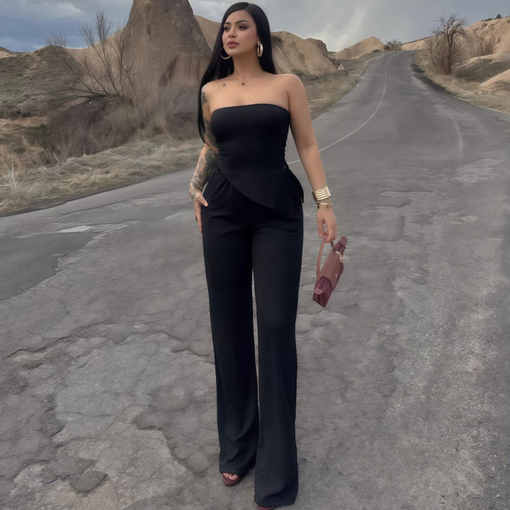 Elegant off-shoulder damejumpsuit med asymmetrisk kant, perfekt for fest og sommer.