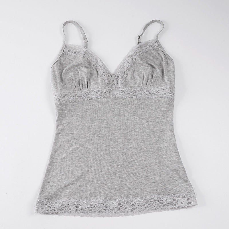 Trendy blondetopp for dame med justerbare spaghetti-stropper. Ideell for en elegant hverdags- eller festlook.