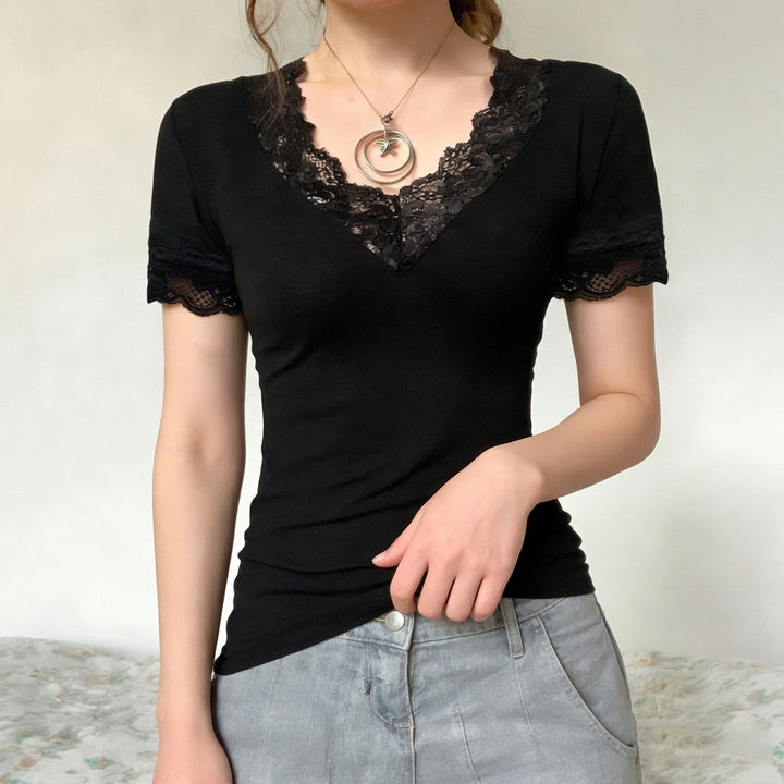 Dame t-skjorte med blondedetaljer, v-hals og korte ermer. Ideell sommermote for en stilfull look.