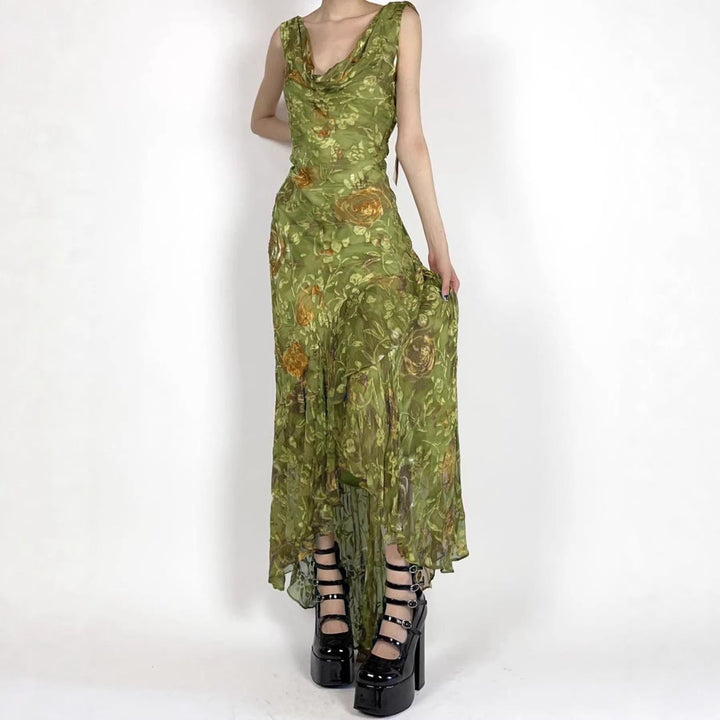 Blomstret sommerkjole i grønn for dame. Elegant maxikjole med asymmetrisk kant perfekt for fest.