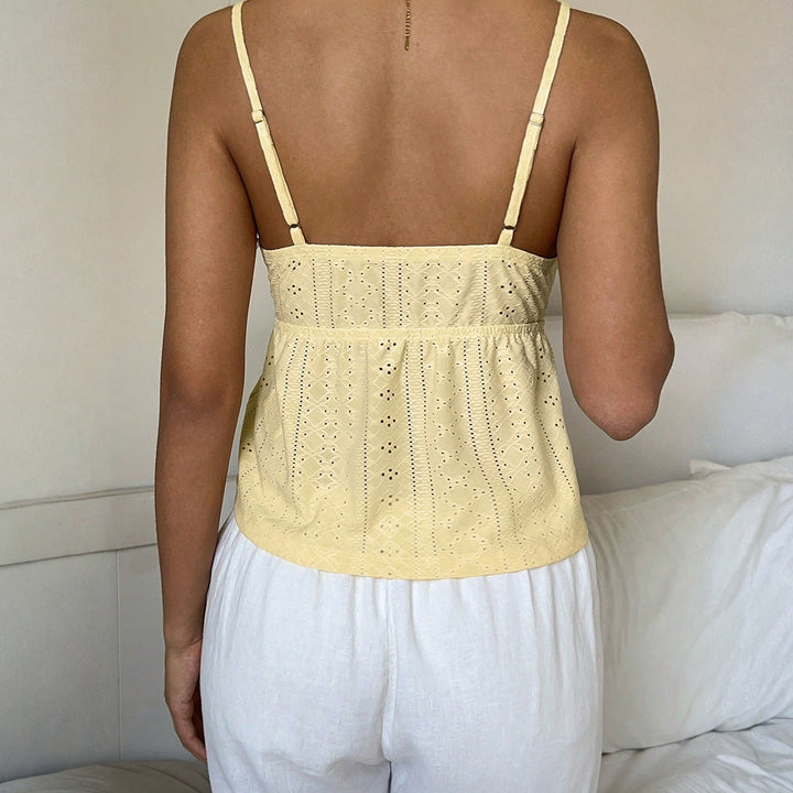 Behagelig stroppetopp i lys gul, med blonder for en feminin touch. Perfekt for solfylte dager.