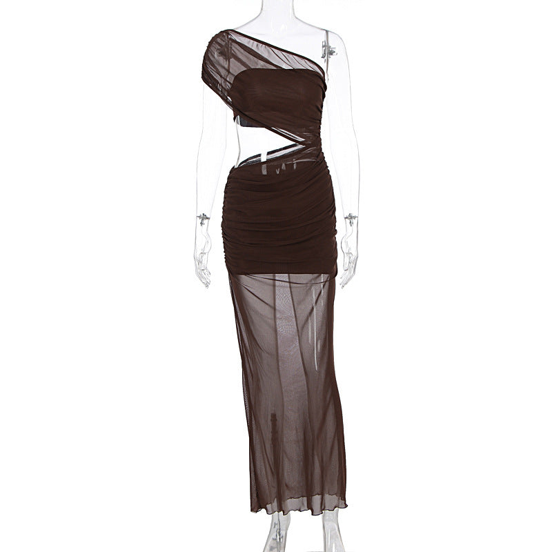 Mote-inspirert brun damekjole, asymmetrisk volangdesign. Perfekt elegant omslagskjole for selskap.