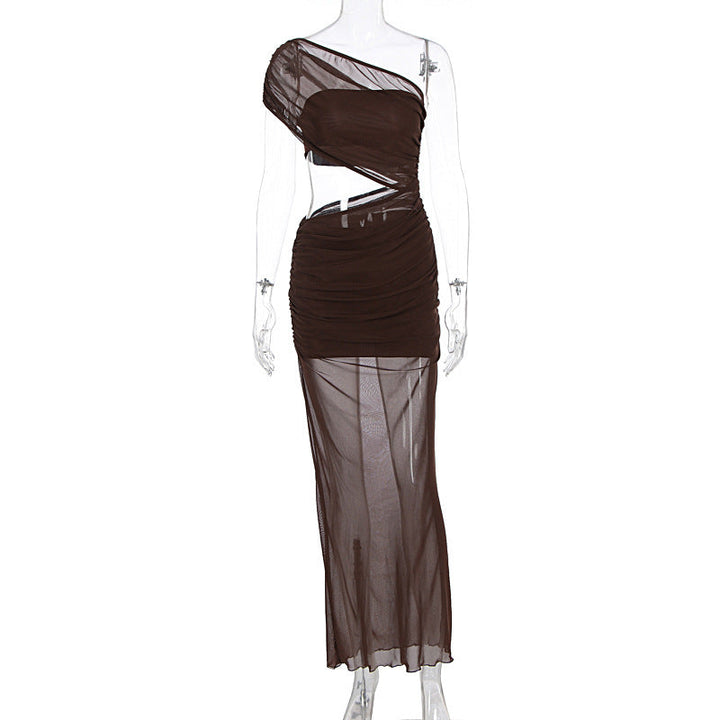 Mote-inspirert brun damekjole, asymmetrisk volangdesign. Perfekt elegant omslagskjole for selskap.