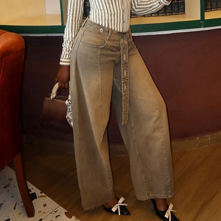 Stilfulle brune damejeans med vide ben, høyt liv og praktiske beltehemper. Ideelle for vår/sommer.