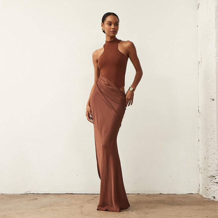 Elegant figurnær maxikjole med høy krage og trendy cut-outs, en stilfull festkjole for kvinner.