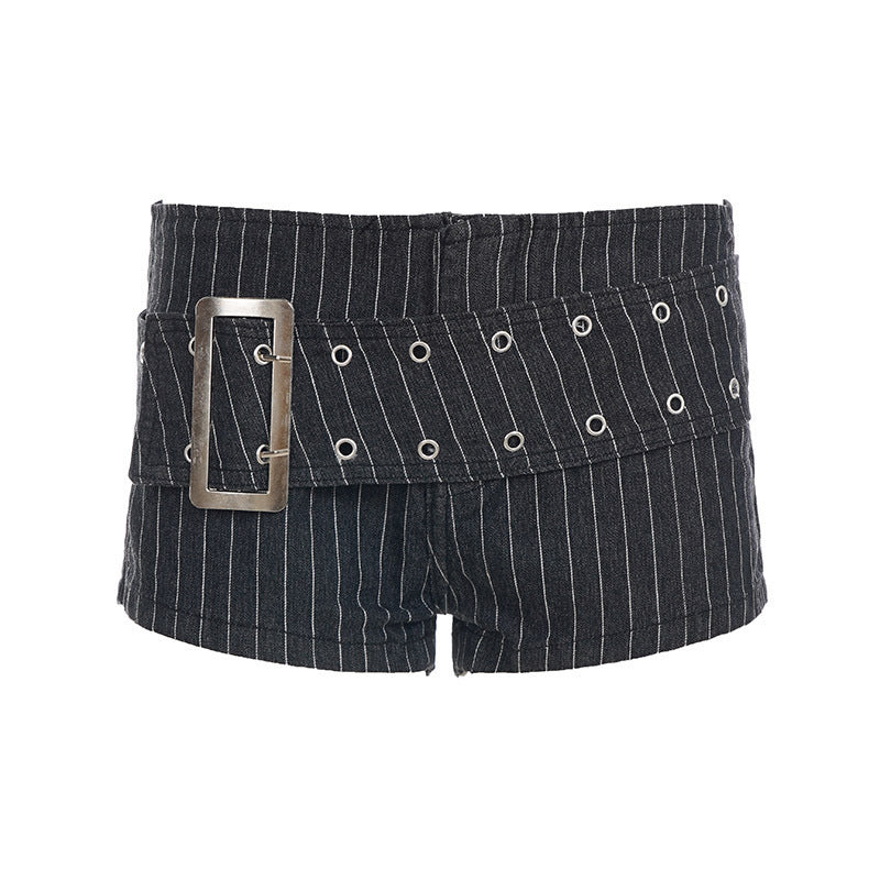 Moteriktig kvinneshorts med bredt belte, egnet for både casual og semi-elegant sommerbruk.
