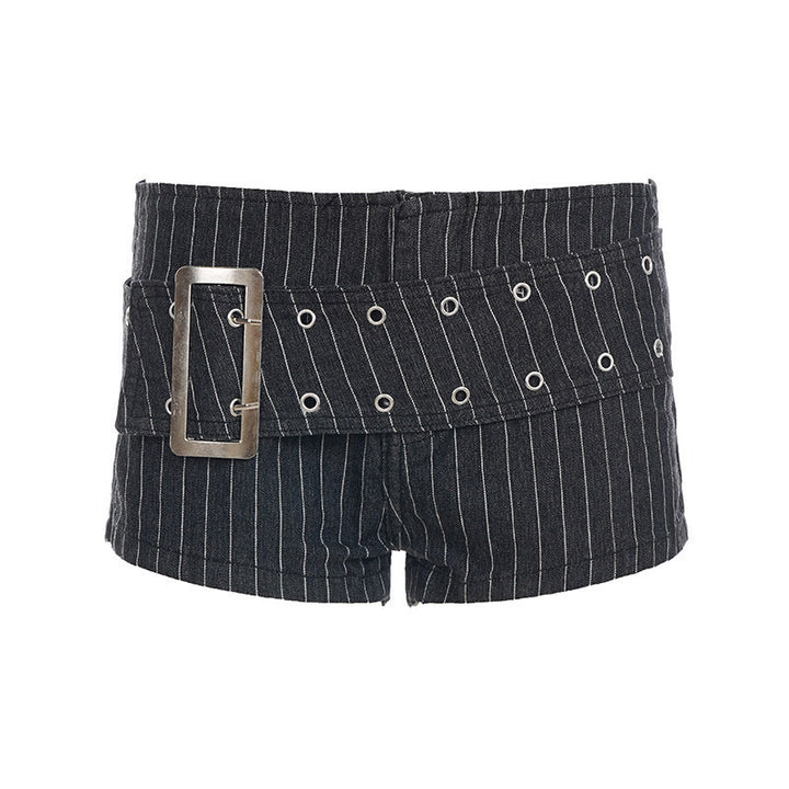 Moteriktig kvinneshorts med bredt belte, egnet for både casual og semi-elegant sommerbruk.