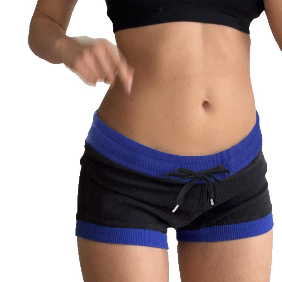 Dame shorts: detalj av elastisk linning og snor. Ideell for sporty fritidsbruk.