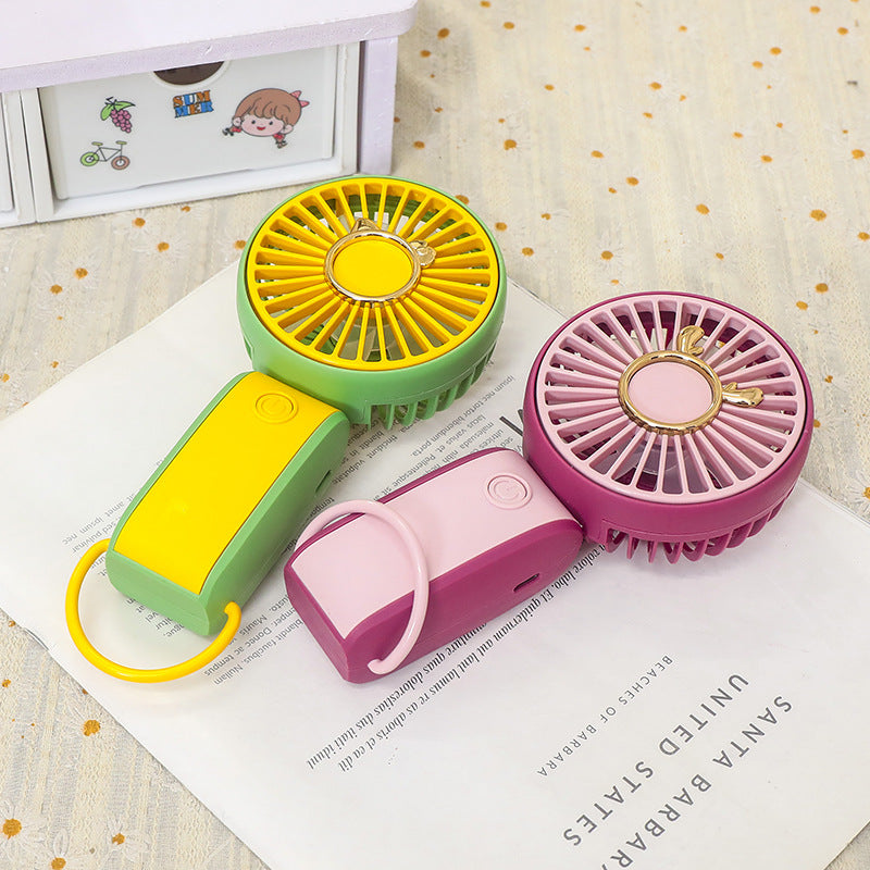 Liten bærbar USB-vifte i gul design, tilbyr kjølig bris for kontor, hjem eller utendørs bruk.