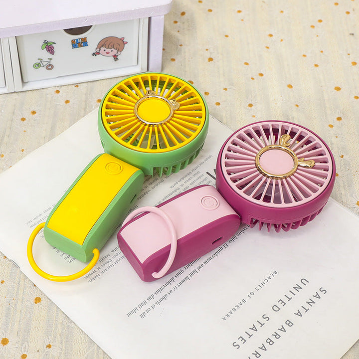 Liten bærbar USB-vifte i gul design, tilbyr kjølig bris for kontor, hjem eller utendørs bruk.