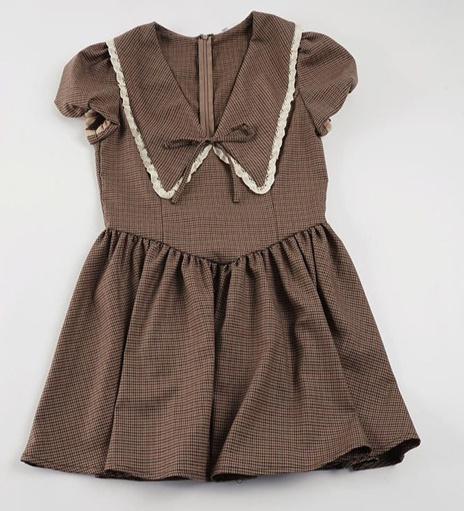 Brun vintage damekjole med voluminøse ermer, hvit blondekrage og tidløs design for allsidig bruk.
