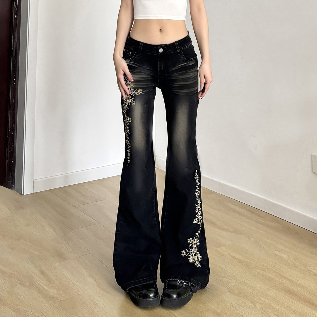 Dame flared jeans med vakkert blomsterbroderi, perfekt for stilbevisste kvinner.