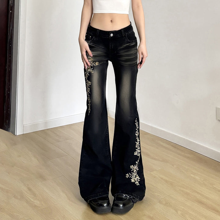 Dame flared jeans med vakkert blomsterbroderi, perfekt for stilbevisste kvinner.