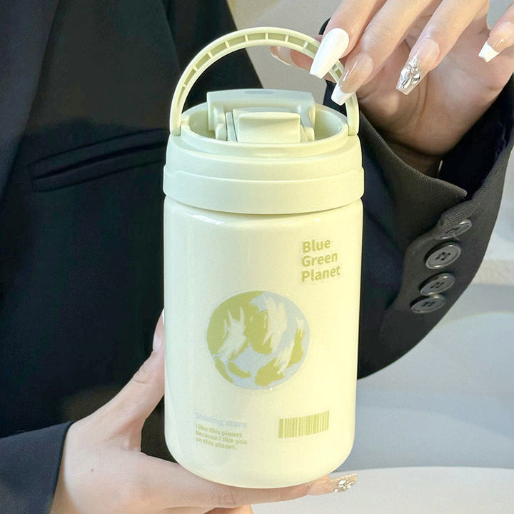 Lekkert grønn damekopp, 700 ml, med smart selvforsegling. Ideell isolert reisekopp for aktive kvinner.
