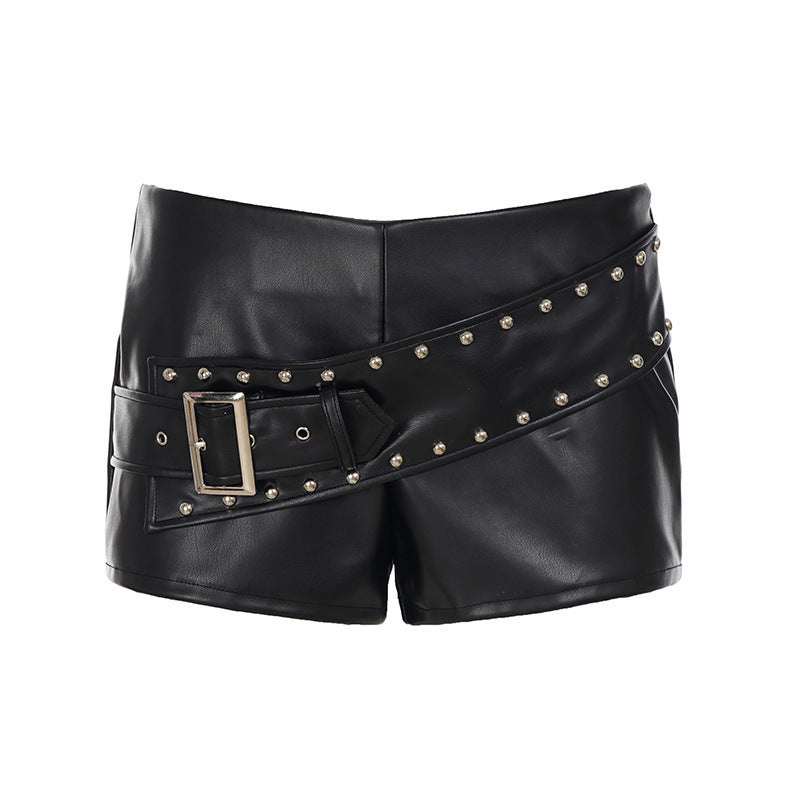 Korte dame shorts med tøffe nagler og et funksjonelt belte. En moderne og trendy shorts for enhver anledning.
