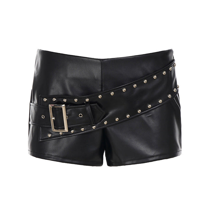 Korte dame shorts med tøffe nagler og et funksjonelt belte. En moderne og trendy shorts for enhver anledning.